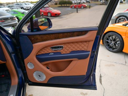 Used 2023 Bentley Bentayga image 60