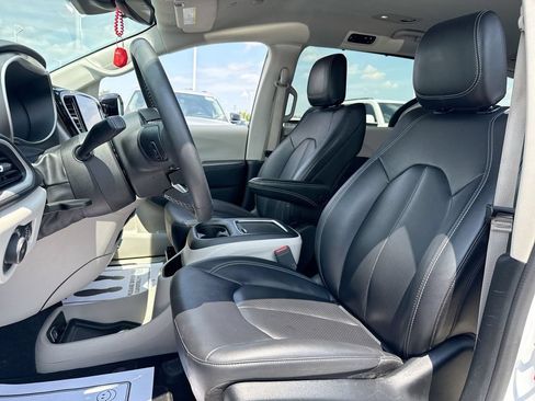 Used 2024 Chrysler Pacifica Touring-L FWD image 11