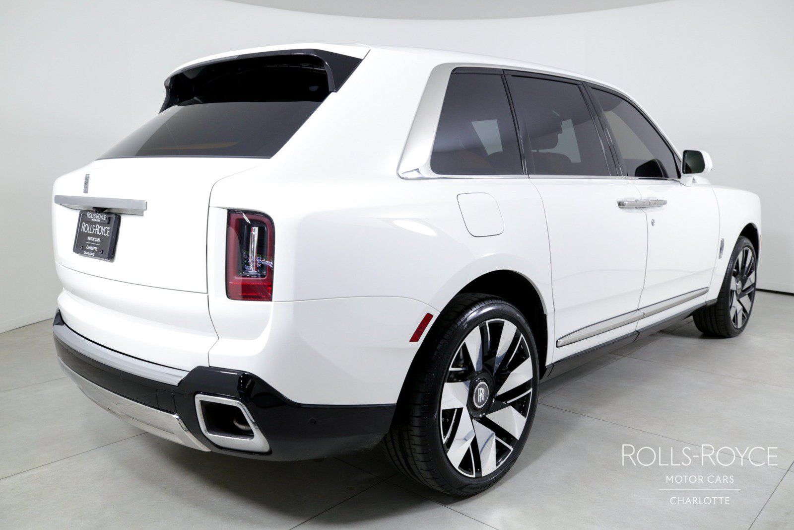 Used 2025 Rolls-Royce Cullinan AWD/4WD image 2