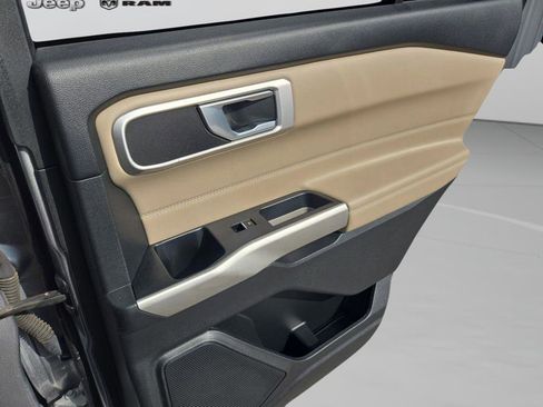 Used 2022 Ford Explorer XLT image 27