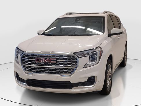 Used 2022 GMC Terrain Denali w/ Denali Premium Package image 4