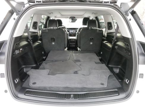 Used 2023 Jeep Grand Cherokee L Limited w/ Black Appearance Package image 18