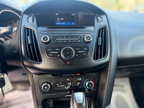Used 2016 Ford Focus SE w/ SE Power Seat Package FWD image 16