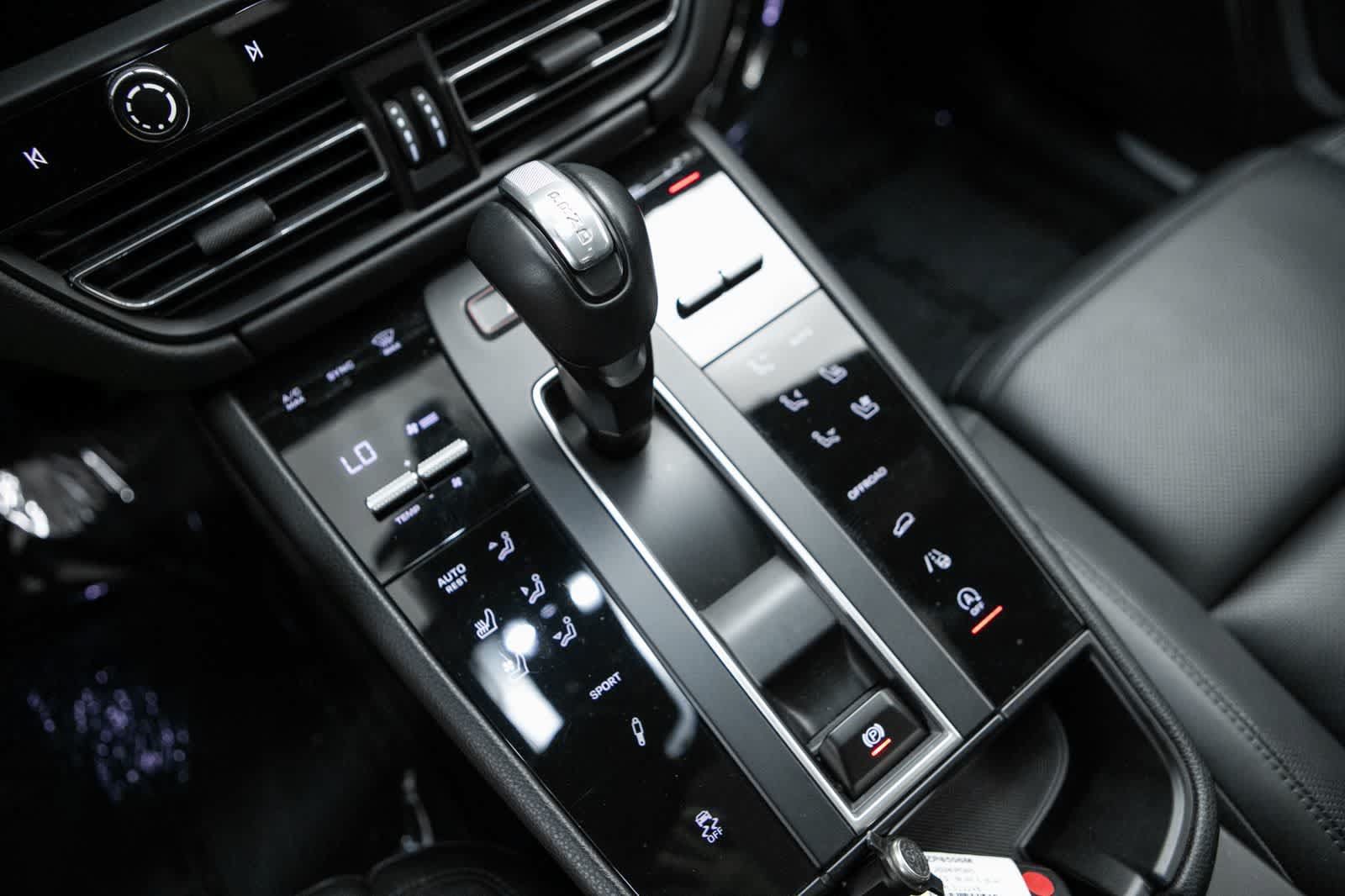 Certified 2024 Porsche Macan S AWD/4WD image 27