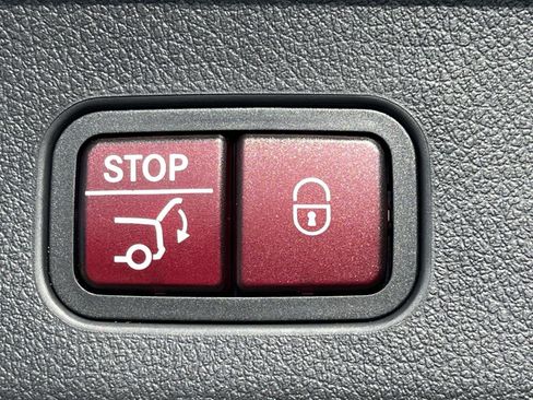 Used 2025 Mercedes-Benz GLC 300 image 11