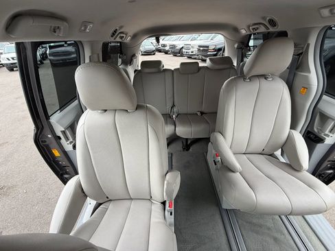Used 2013 Toyota Sienna LE w/ Towing Pkg image 38
