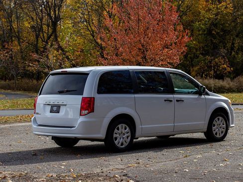 Used 2019 Dodge Grand Caravan SE w/ UConnect Hands-Free Group image 4