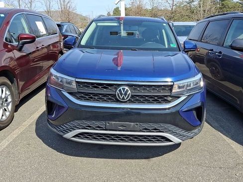 Used 2022 Volkswagen Taos SE w/ Panoramic Sunroof Package image 3