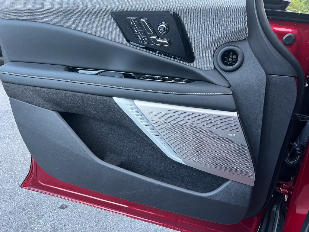 Used 2025 Cadillac Optiq Sport 2 w/ LPO, Floor Liner Package AWD/4WD image 19