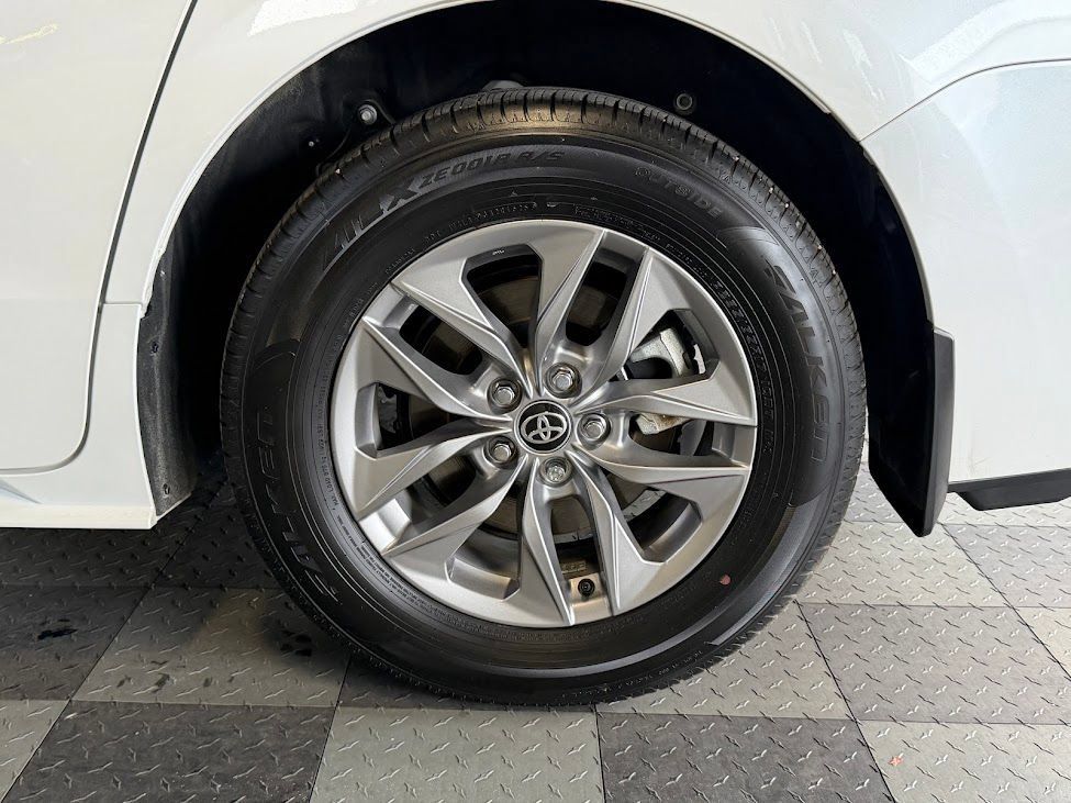 Used 2025 Toyota Sienna XLE FWD image 33