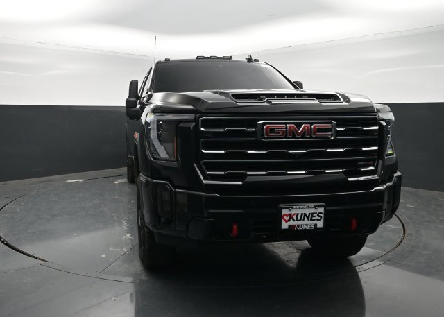 Used 2025 GMC Sierra 2500 AT4 AWD/4WD image 2