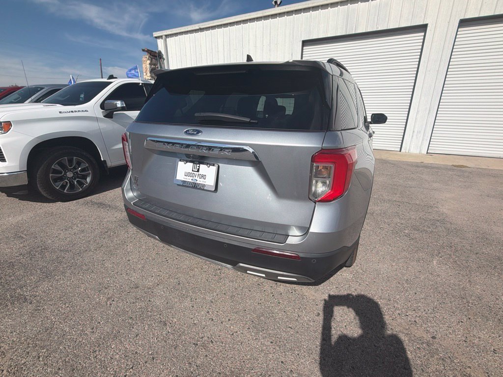 Used 2024 Ford Explorer XLT w/ Equipment Group 202A RWD image 4