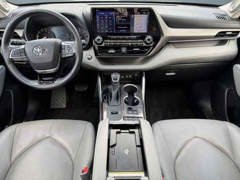 Used 2020 Toyota Highlander Limited image 16