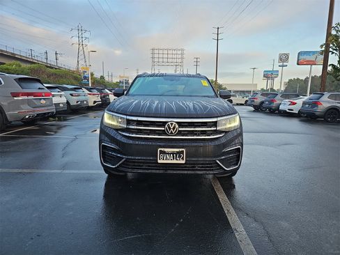 Used 2021 Volkswagen Atlas Cross Sport SE w/ Panoramic Sunroof Package image 2
