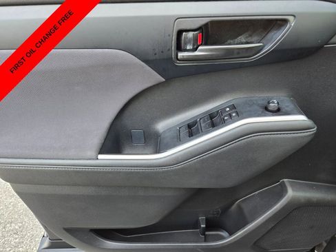 Used 2024 Toyota Highlander LE AWD/4WD image 34