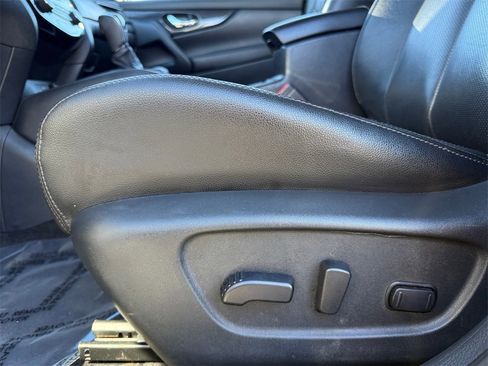 Used 2019 Nissan Rogue SL w/ Premium Package image 10