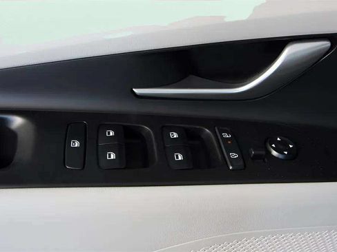 Used 2025 Hyundai Elantra Limited FWD image 10