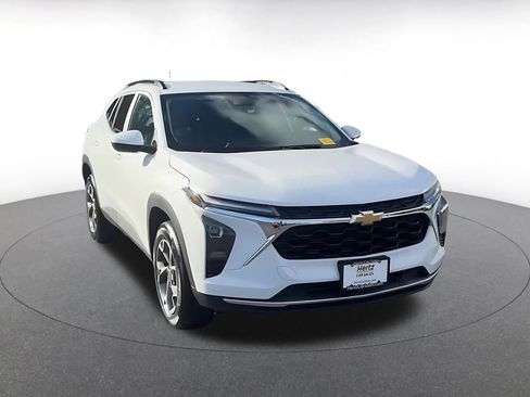 Used 2025 Chevrolet Trax LT image 2