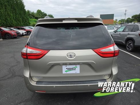 Used 2017 Toyota Sienna XLE Premium FWD image 6