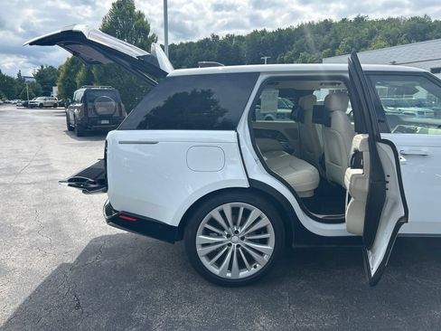 Certified 2025 Land Rover Range Rover SE AWD/4WD image 7