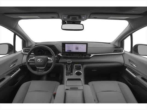 Used 2025 Toyota Sienna XLE image 5