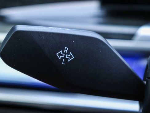 Used 2023 BMW 740i w/ Parking Assistance Package image 28