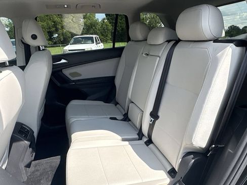 Used 2018 Volkswagen Tiguan SE w/ Panoramic Sunroof Package FWD image 23