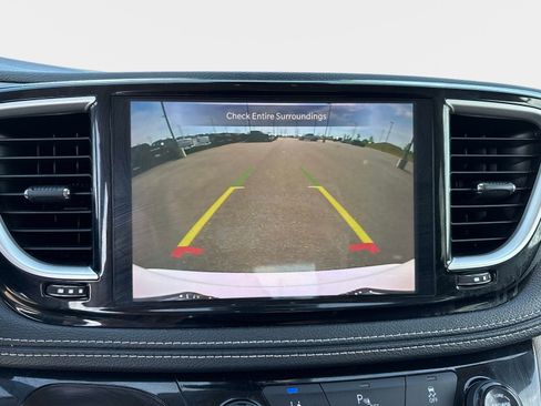 Used 2024 Chrysler Pacifica Limited FWD image 25