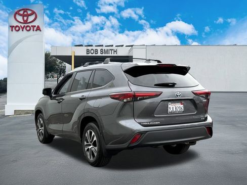 Certified 2024 Toyota Highlander XLE image 8
