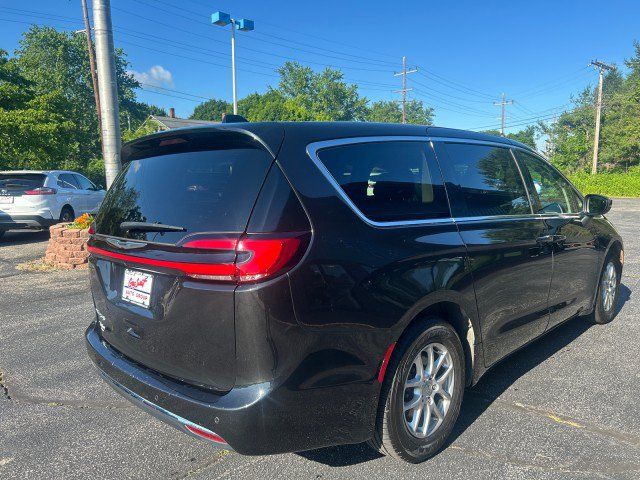 Used 2023 Chrysler Pacifica Touring-L FWD image 6