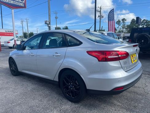Used 2016 Ford Focus SE w/ Equipment Group 201A FWD image 7
