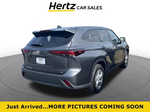 Used 2025 Toyota Highlander LE image 1