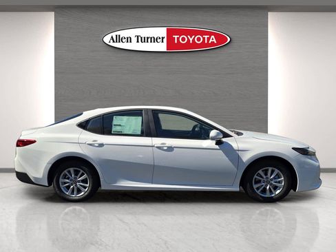 Used 2026 Toyota Camry LE image 5