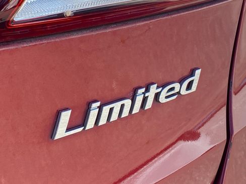 Used 2017 Hyundai Santa Fe Limited FWD image 5