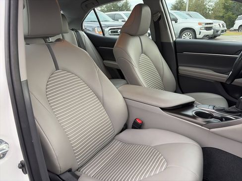 Used 2023 Toyota Camry SE image 10