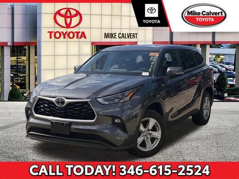 Used 2025 Toyota Highlander LE FWD image 1
