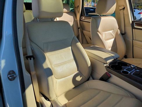 Used 2016 Volkswagen Touareg Sport image 34