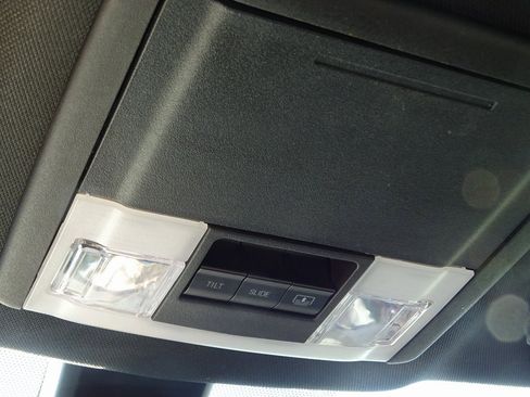 Used 2018 Ford Explorer Platinum image 38