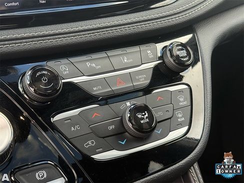 Certified 2025 Chrysler Pacifica Limited image 22