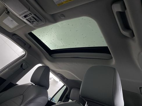 Used 2020 Toyota Highlander XLE image 19