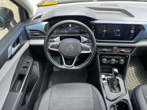 Used 2024 Volkswagen Taos SE w/ Panoramic Sunroof Package FWD image 3
