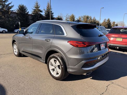 Used 2025 Audi Q5 Premium w/ Convenience Package image 4