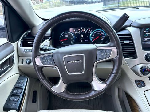 Used 2020 GMC Yukon Denali w/ Denali Premium Package image 11