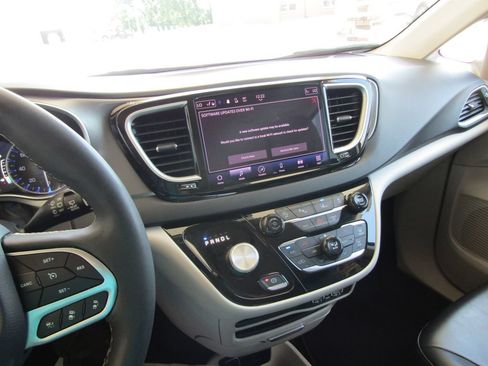 Used 2023 Chrysler Pacifica Touring-L FWD image 28