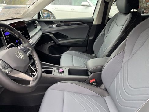 New 2026 Volkswagen Tiguan SE image 9