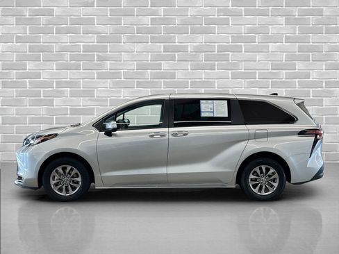 Used 2022 Toyota Sienna XLE image 2