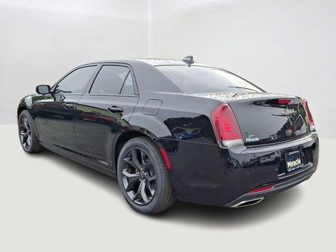 Used 2023 Chrysler 300 S w/ Comfort Group RWD image 4