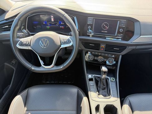Used 2024 Volkswagen Jetta SE FWD image 10