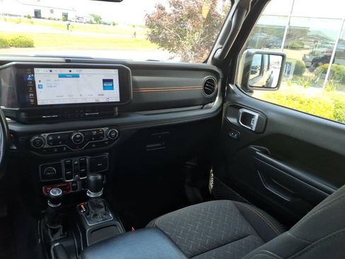 Used 2024 Jeep Gladiator Mojave w/ Convenience Group AWD/4WD image 9