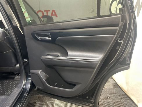 Used 2024 Toyota Highlander XLE AWD/4WD image 12